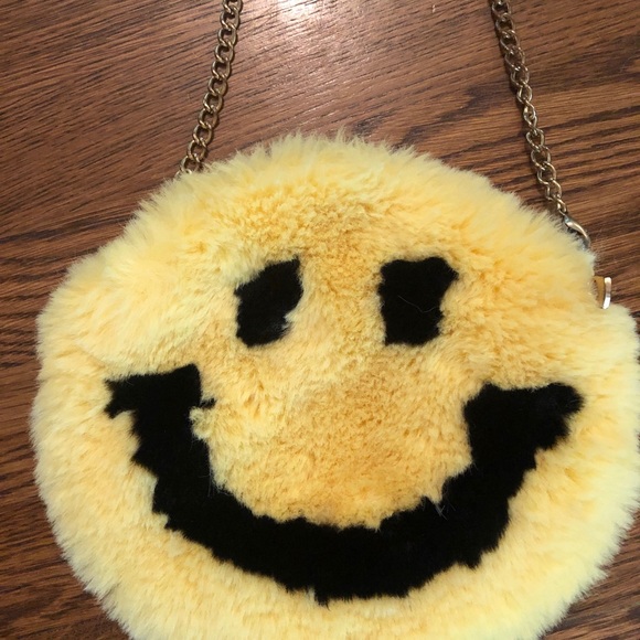 Soft, plush, smiley face purse. - Picture 2 of 3